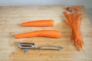 03 - Peel carrots / Möhren schälen