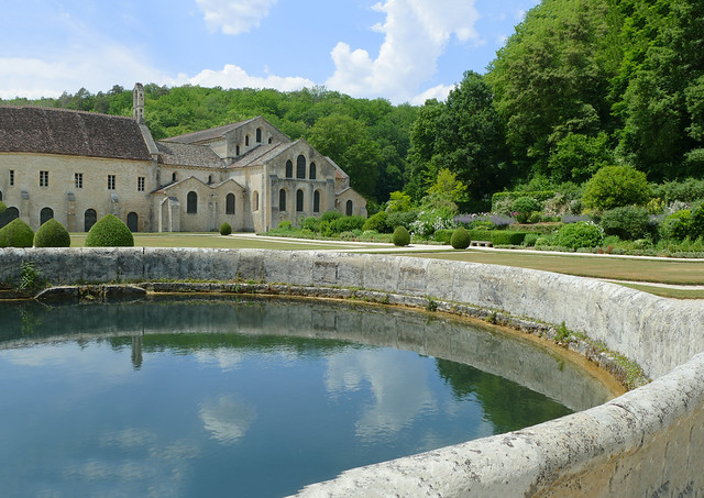 Montbard, Fontenay Abbey, formal Garden and Abbey Church - formaler Garten und Abteikirche