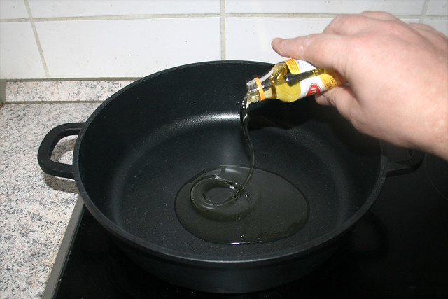 10 - Heat oil in pan / Öl in Pfanne erhitzen