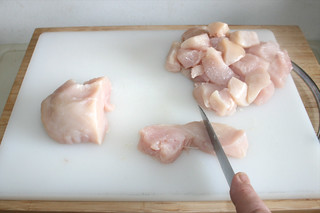 07 - Cut chicken in dices / Hähnchen in mundgerechte Stücke schneiden