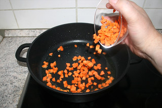 14 - Put diced carrots in pan / Möhrenwürfel in Pfanne geben