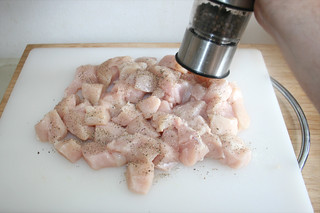 08 - Season chicken dices with salt & pepper / Hähnchenwürfel mit Salz & Pfeffer würzen