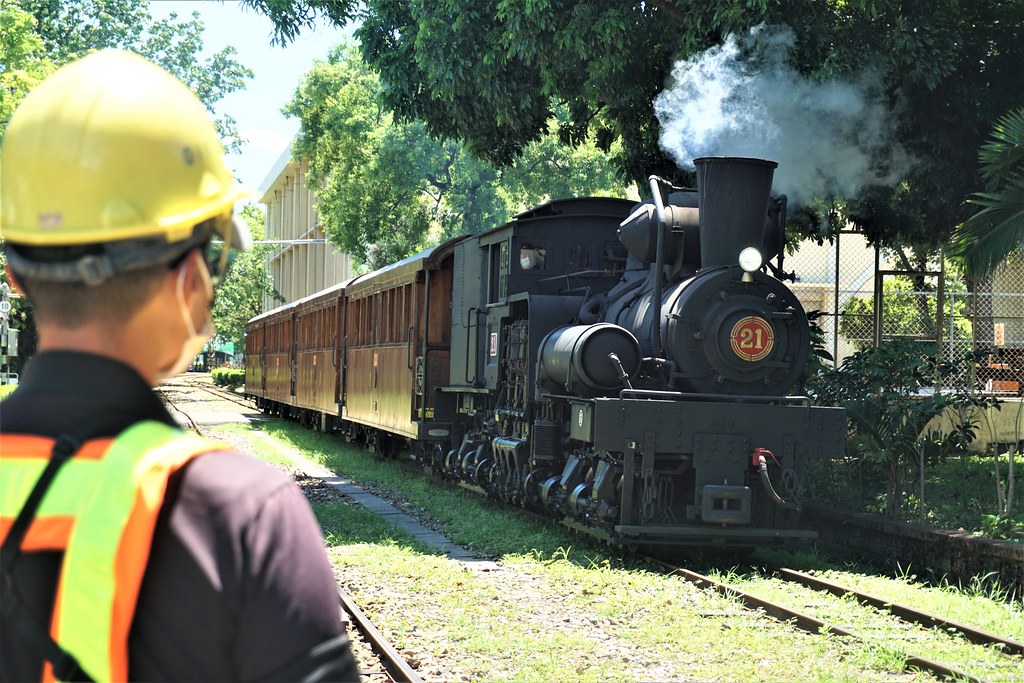 阿里山林鐵局研發出可燃燒「生質煤磚」的蒸汽車頭。攝影：陳昭宏