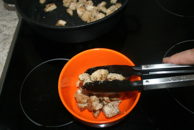 13 - Remove chicken from pan / Hähnchen aus Pfanne entnehmen