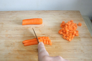 04 - Dice carrots / Möhren würfeln