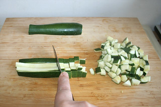 06 - Dice zucchini / Zucchini würfeln