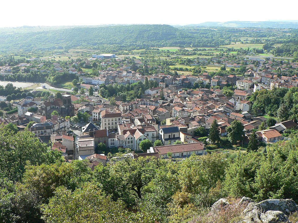 水 瓶裝水 volvic   City of Volvic (Puy-de-Dôme, France) 圖片來源：Matthieu Perona(CC BY 3.0)