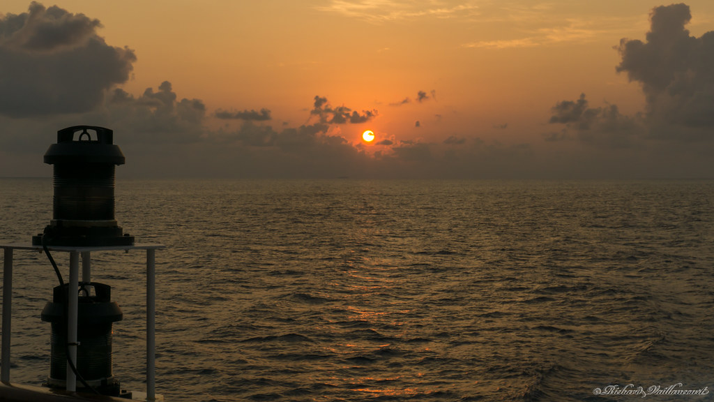 Lever du soleil en mer, Sunrise at sea, Volendam de Holland America - 00561