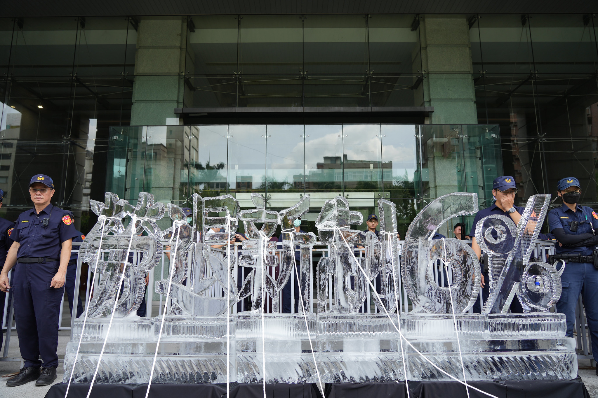 中華電信工會在最大股東交通部前拉倒「勞退新制6%」冰雕。（攝影：王顥中）