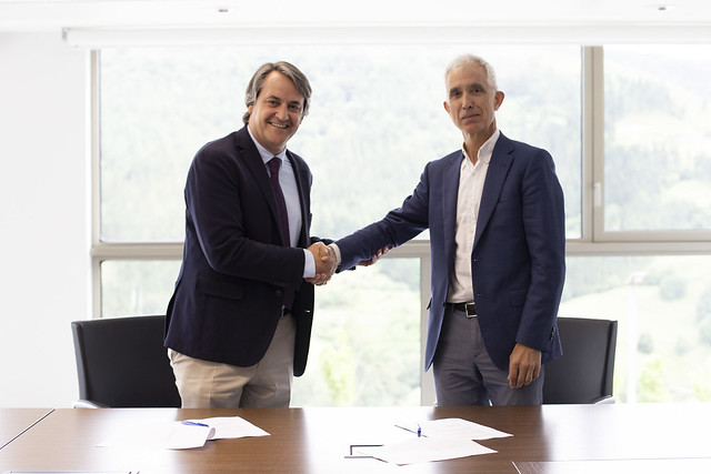 Firma del acuerdo de colaboración entre Zayer y Tekniker para innovar en máquina-herramienta.