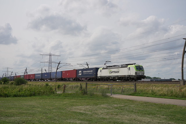 Captrain 193 193 783-8 met containertrein over de Betuweroute bij Angeren richting Emmerich 04-06-2023