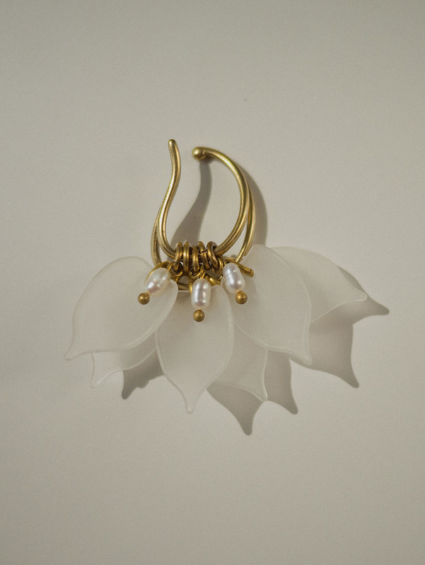 銅/黃銅 耳環/耳夾 白色 - ARROGANT - 靄靄 * 白花 珍珠 壓克力 黃銅 耳骨夾