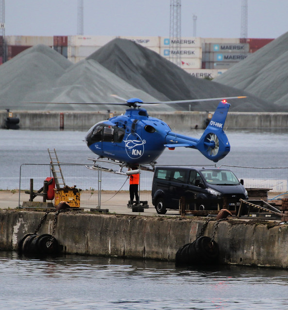 Helikopter afleverer byggematerialer ved Generationernes Hus, 5. juli 2023. Foto: Per Ryolf