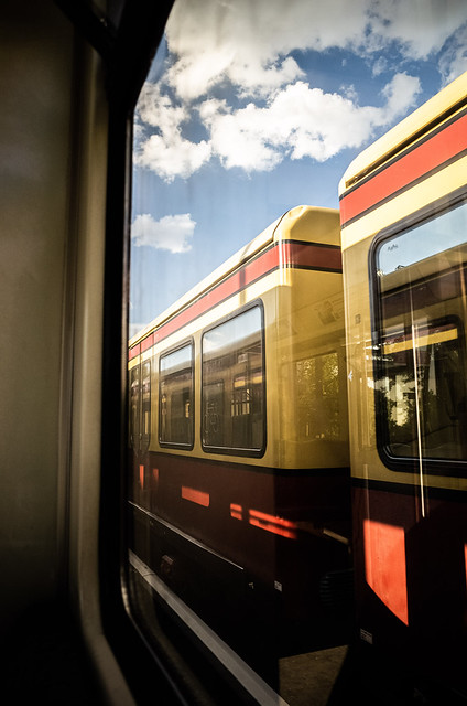 S-Bahnfahrn. Farbspiel mit blauen Himmel.