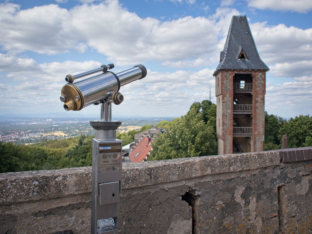 Burg Frankenstein, mit einem Turm, Blick nach Norden auf Taunus und Frankfurt, im Vordergrund ein stationäres Fernglas