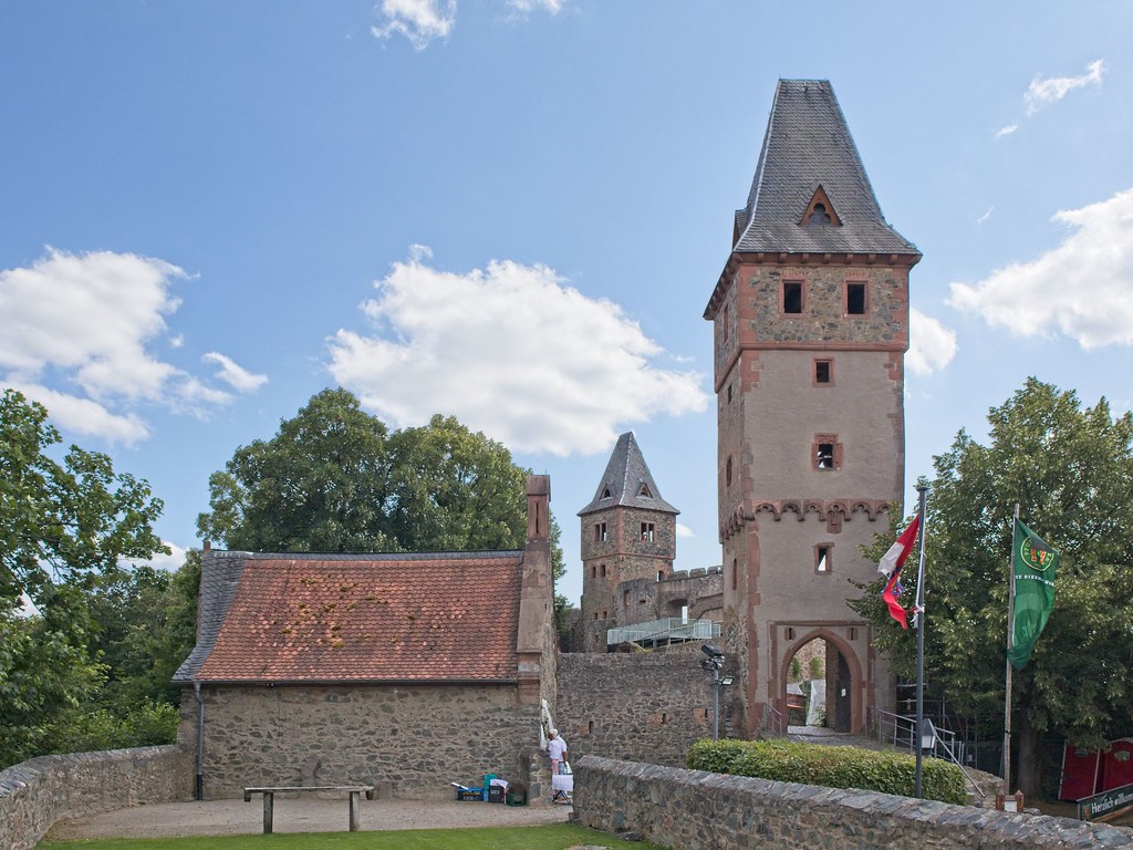 Burg Frankenstein mit zwei Türmen und einer Kapelle im Vordergurnd