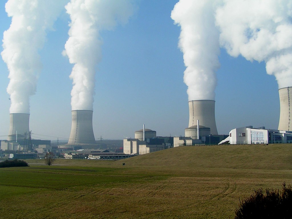 並非所有國家都認同粉紅氫。如法國希望將粉紅氫入歐盟《再生能源指令》而引起爭議。圖為法國卡特農核電廠。圖片來源：wikipedia（CC BY-SA 3.0）