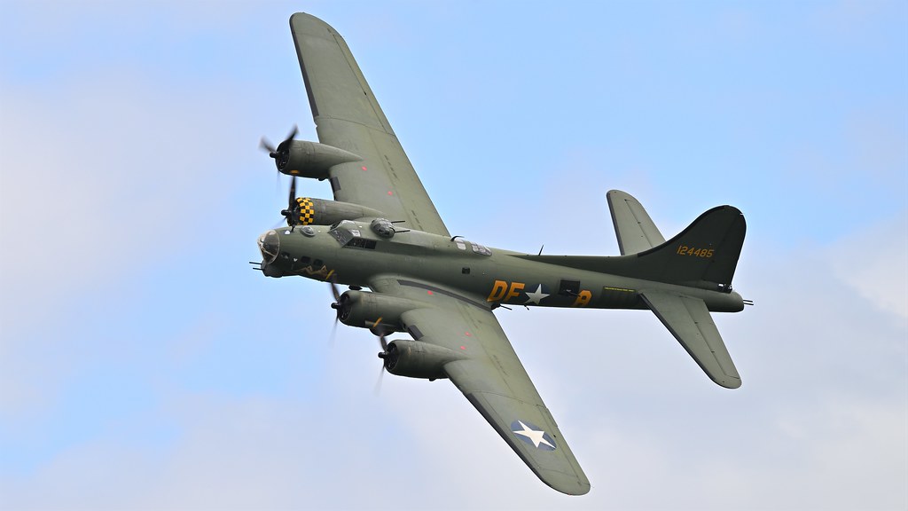Boeing B-17G Flying Fortress Sally B 124484 on one side and on the other side it has  USAAF Memphis Belle 124485 G-BEDF