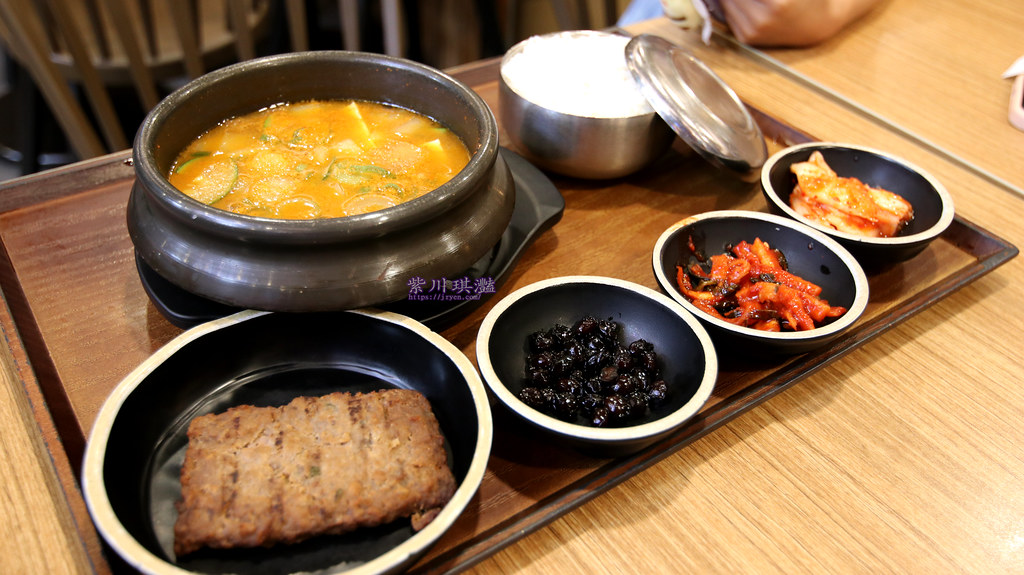 韓國仁川機場轉機｜PLE:EATING韓國豆腐鍋，一套Set豆腐鍋、三道韓國小菜，店內人流不斷！