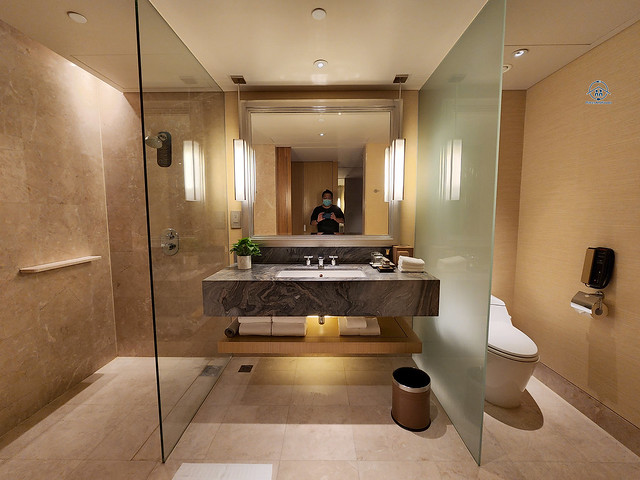 marina bay sands singapore complimentary room bathroom