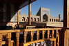 Chiva, terasa v restauraci, vzadu medresa Mohammed Rakhim Khan, foto: Petr Nejedlý
