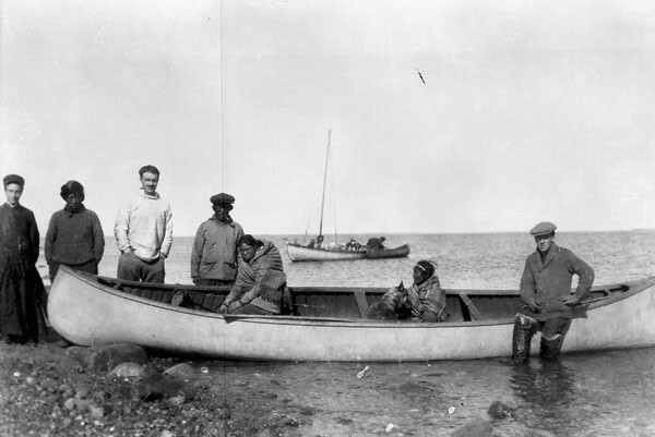 Summer travelling whale boat and canoe, Arviat, Nunavut (formerly Eskimo Point, Northwest Territories) /  Baleinière et canot pour la saison estivale à Arviat, Nunavut (anciennement Eskimo Point, Territoires du Nord-Ouest)