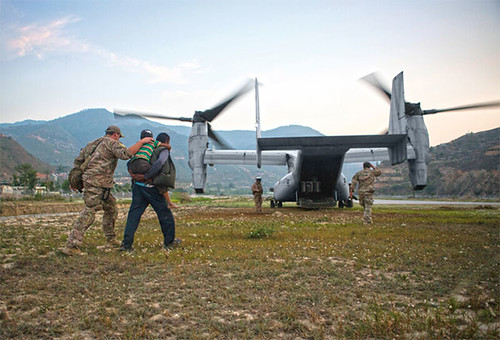 La Fuerza de Tarea Conjunta de la Fuerza Aérea de EE. UU. 505 ayuda a evacuar a las víctimas del terremoto de un área cerca de Charikot, Nepal