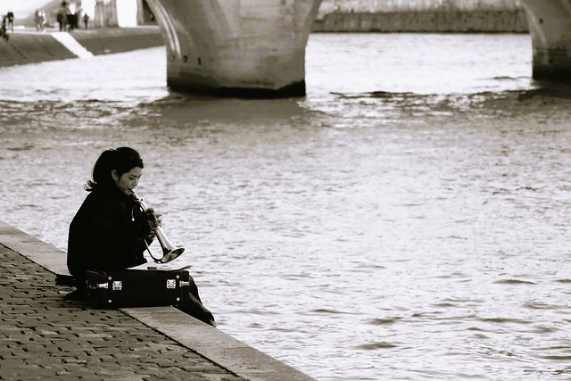 Joueuse de bugle près du Pont Neuf(75001 Paris)