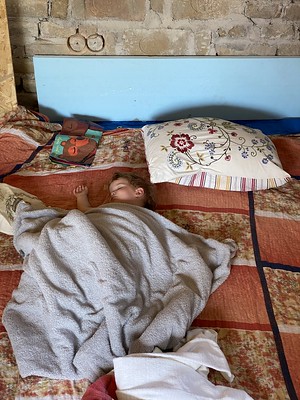 Maja alszik az éppen aktuálisan használható egyik, hűvösebb szoba sarkában.