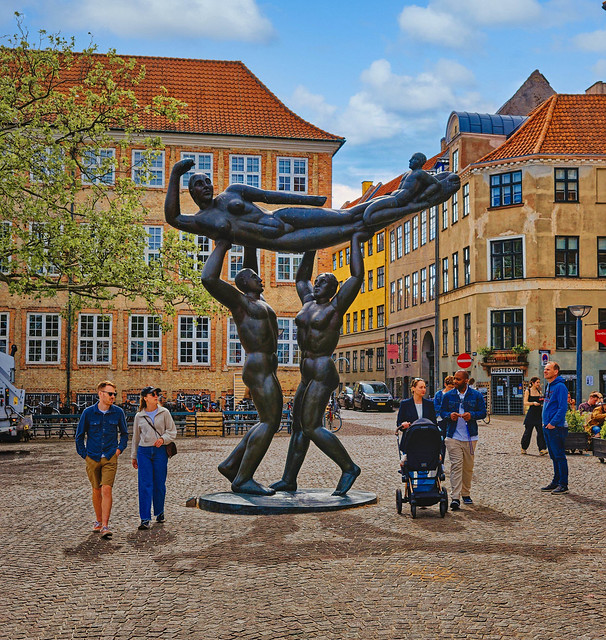 Copenhagen sculpture / Generations lifting generations by Svend Wiig Hansen