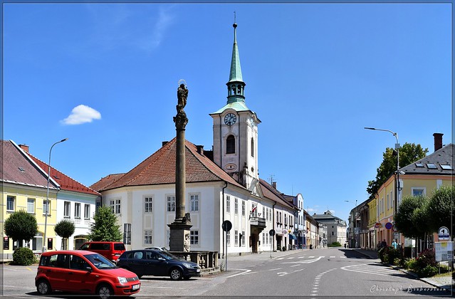 Mariensäule und Rathaus in Adlerkosteletz
