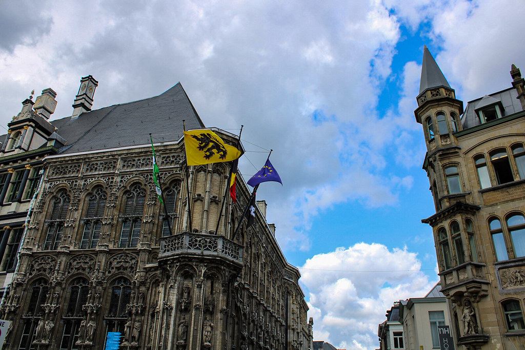 Ayuntamiento de Gante con su bandera en el Día de Flandes
