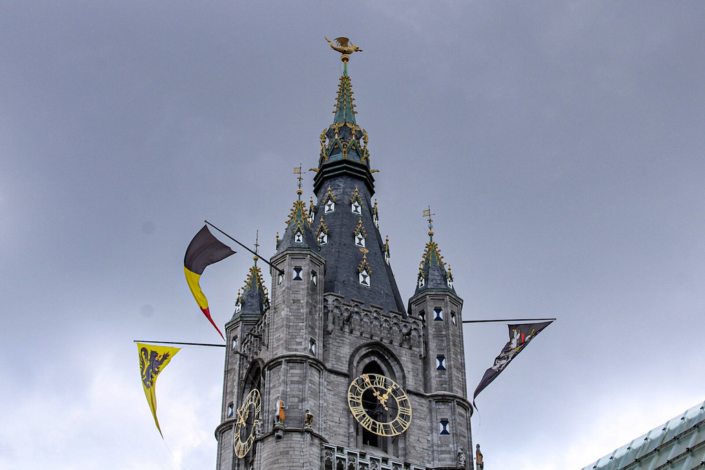 Campanario de Gante con la bandera de Flandes