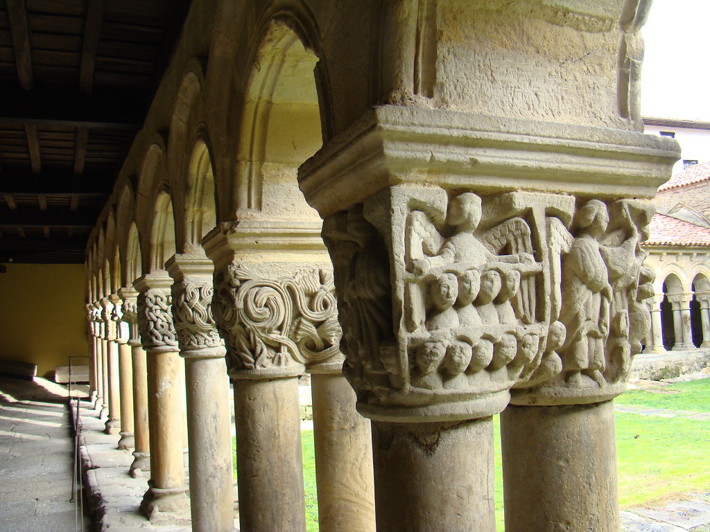 capiteles de columnas en galería del claustro Colegiata Santa Juliana Santillana del Mar Cantabria 16