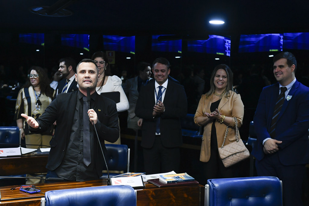 Flávio Bolsonaro lidera corrida eleitoral com 47,03% dos votos válidos