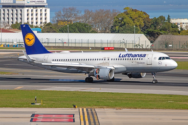 Lufthansa - Airbus A320-214/S D-AIUP @ Lisbon