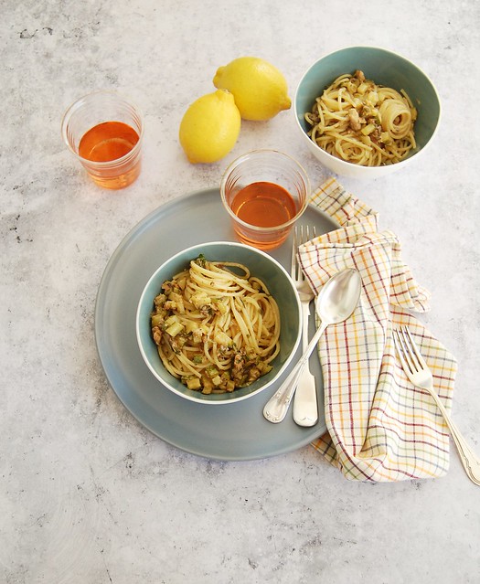 Macarrão com abobrinha, sardinha e limão siciliano