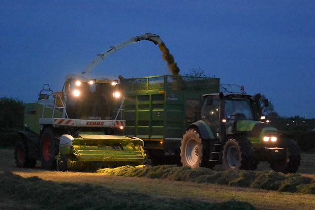 Claas Jaguar 900 SPFH filling a Broughan Engineering Mega HiSpeed Trailer drawn by a Deutz Fahr Agrotron M640 Tractor
