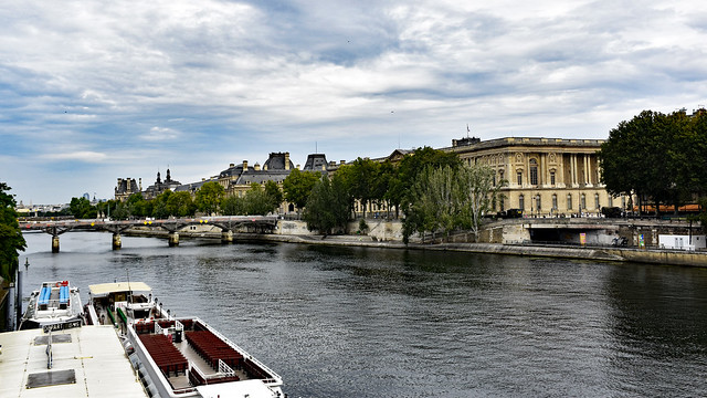 2023.07.14.005 PARIS - La Seine, le pont des Arts (en travaux) et le musée du Louvre