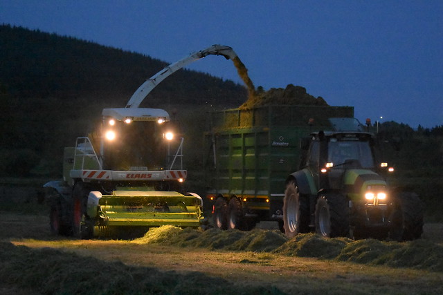 Claas Jaguar 900 SPFH filling a Broughan Engineering Mega HiSpeed Trailer drawn by a Deutz Fahr Agrotron M640 Tractor