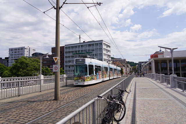 Tram VAG 246 als lijn 2 naar Hornusstrasse in Freiburger Hauptbahnhof 17-07-2023