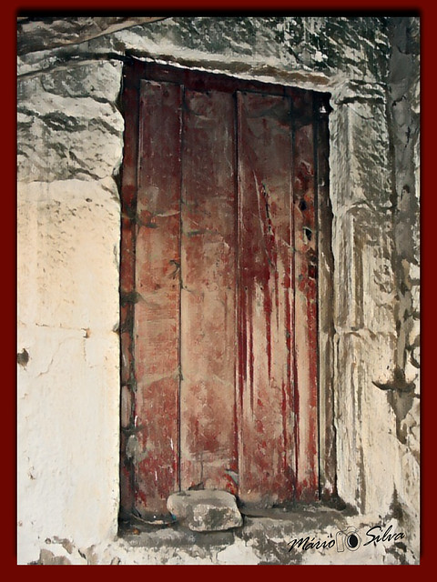 A Misteriosa História da Porta Vermelha numa Casa de Aldeia Transmontana
