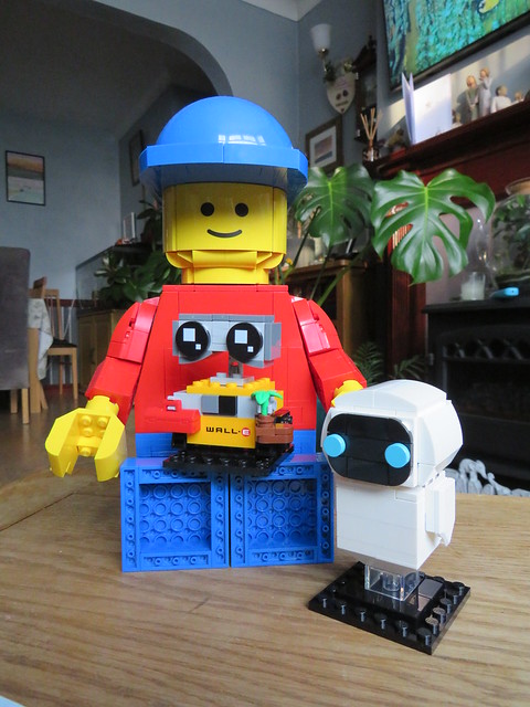 Upsized Minifig With WallE & Eve