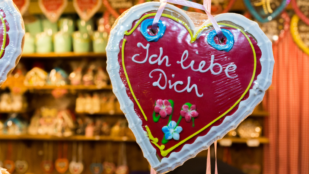 Traditional gingerbread heart decorated with the words 'Ich liebe dich' (I love you) at a German Christmas market.