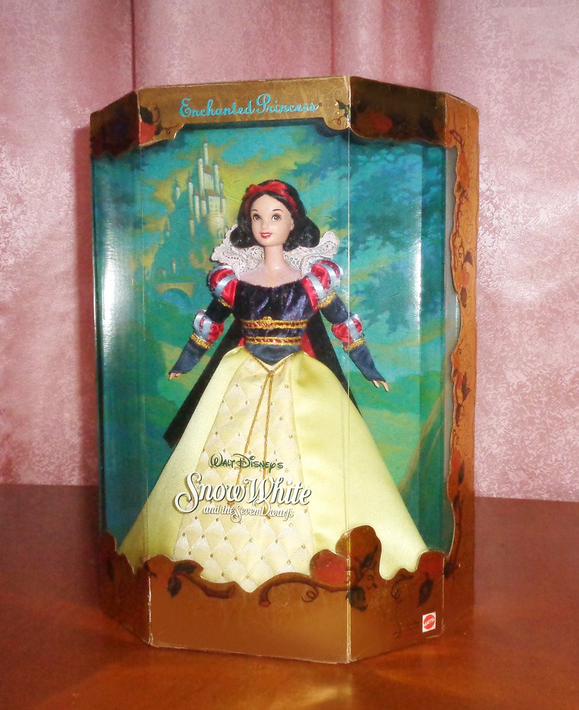2000 Enchanted Princess Snow White and the Seven Dwarfs Doll (2)