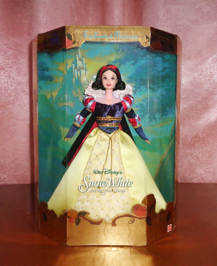 2000 Enchanted Princess Snow White and the Seven Dwarfs Doll (1)