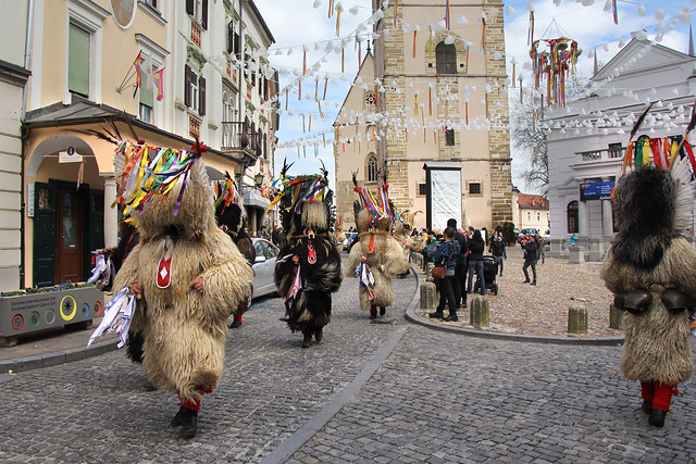 Un groupe de Kurents, dans les célèbres masques traditionnels, vêtus de fourrure avec des cloches lors du carnaval de Ptuj.