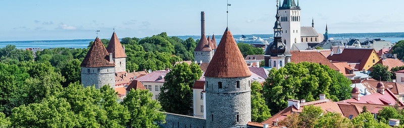 Aussicht vom Domberg Tallinn mit Stadtmauer und Olaikirche