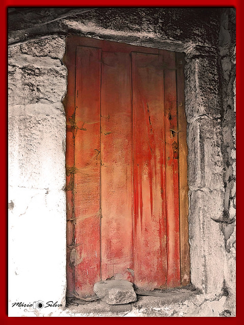 A Misteriosa História da Porta Vermelha numa Casa de Aldeia Transmontana