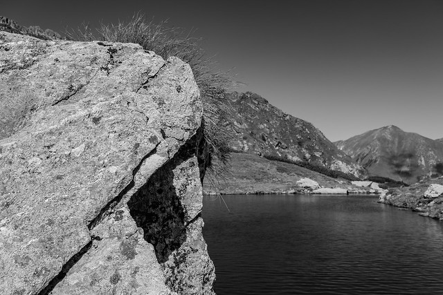 Una roca junto al lago